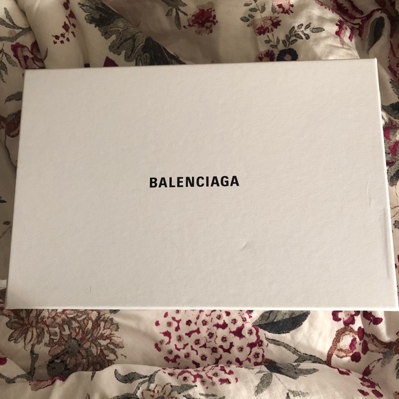 Sneakers - Picture 2 of 6